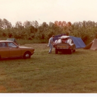 Start een van vele duikkampen groene heuvels